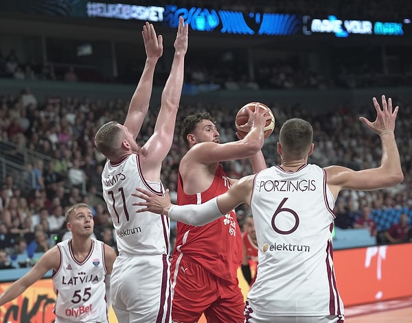 12 Dev Adam, EuroBasket 2025'te A Grubunda mücadele ediyor.