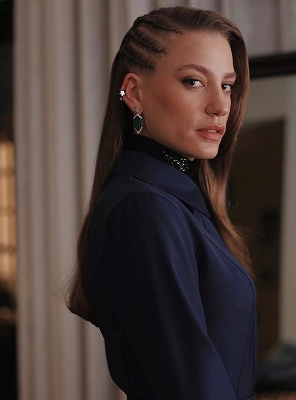 Uzun saçlı, kısa saçlı, makyajlı ya da makyajsız... Her haliyle bir ikon olan Serenay Sarıkaya bugünkü konumuz!