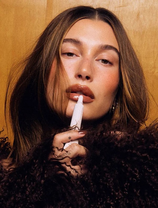 Hailey'nin cildine baktığımızda onun günlük rutinini merak etmeden edemiyoruz ve haliyle paylaştığı bütün videoları pür dikkat izliyoruz.