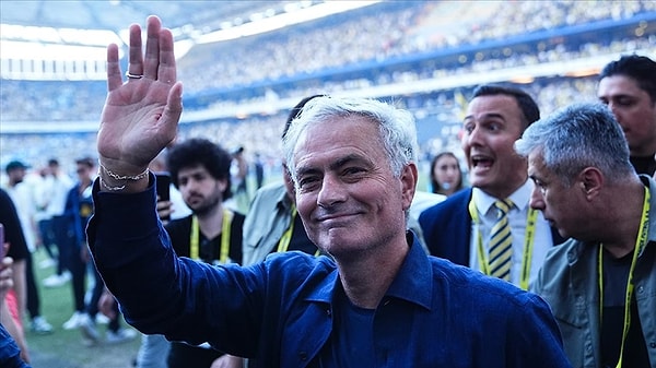 Fenerbahçe Kulübü, sosyal medya hesabından yaptığı açıklama ile Portekizli teknik direktör Jose Mourinho ile yollarını ayırdığını belirtti.