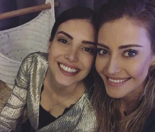 Deniz Baysal ve Tuğba Melis Türk, 2017 yılında yayınlanan Fazilet Hanım ve Kızları dizisinde bir aradaydılar.