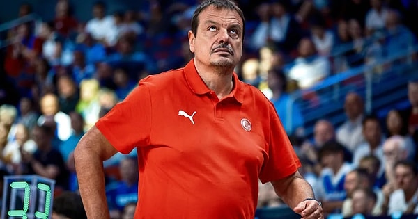 Ergin Ataman, TRT'ye tepkisini TRT mikrofonları aracılığıyla gösterdi.