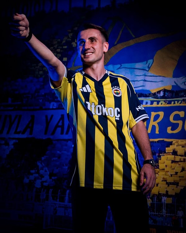 Fenerbahçe, transfer için dün akşam saatlerinde İstanbul’a getirdiği Kerem Aktürkoğlu ile 4 yıllık sözleşme imzalandığını açıkladı.
