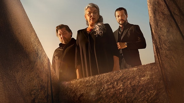 Netflix’in yeni İspanyol yapımı “İki Mezar” kısa sürede platformun en çok konuşulan dizilerinden biri oldu.