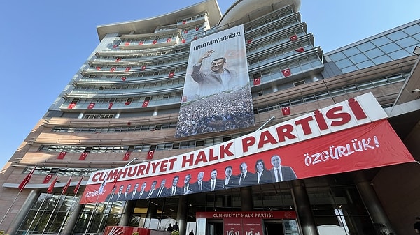 İstanbul 45. Asliye Hukuk Mahkemesi tarafından CHP İstanbul İl kongresi iptal edilerek il başkanlığına kayyum atandı.