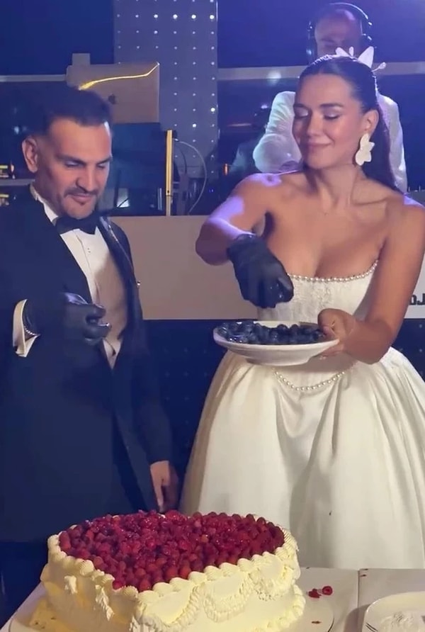 Düğünün detayları sosyal medyada hızla yayıldı. Kardeniz ve yeni eşi de tıpkı Gülseren Ceylan ve Mehmet Ali Erbil gibi düğünlerin yeni gözdesi olan aynı model pastadan kesti.