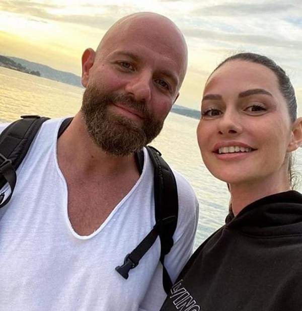 İzzet, daha o dönem Yasemin’i görüp beğenmiş, çevresine “Bu kıza nasıl ulaşabilirim?” diye sormuş.