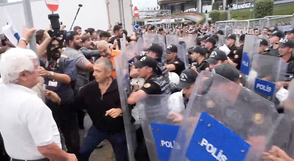 CHP İstanbul il binasında toplanan partililer ve vatandaşlara polis müdahale etti.