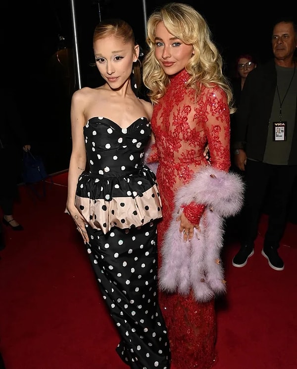 Ariana Grande, bu yıl VMAs’te iki ödül kazanmak için sahnedeydi. Sabrina Carpenter ise müzik klibi ödülü ve sahne performansı için geceye katıldı.
