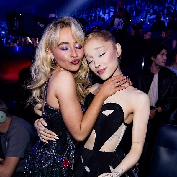 Sabrina ve Ariana, ilk karşılaşmalarından sonra kameralara poz vermeye devam ettiler. Yalnız... Pozlarda bir detay vardı: