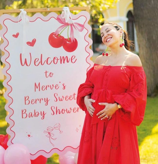 Bu yazın başında ise Sibel Can'ın babaanne olacağını öğrenmiştik!