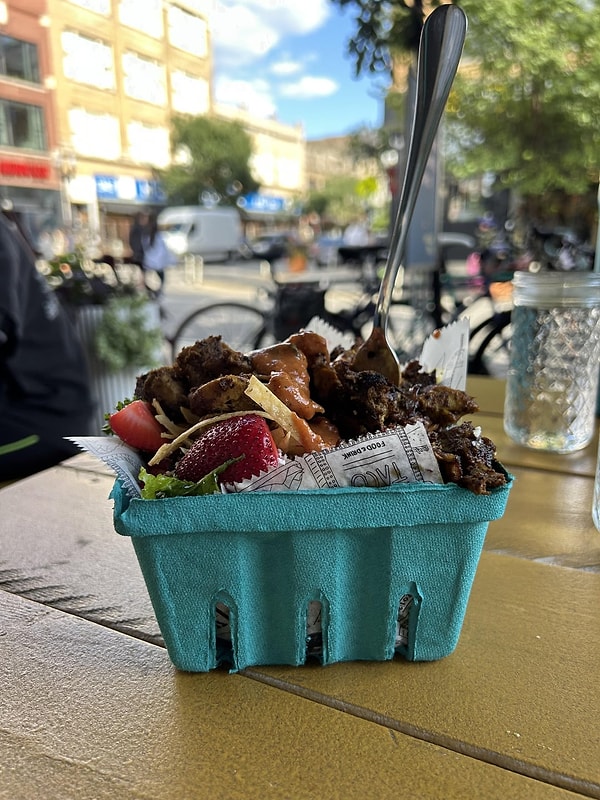 7. Altı delikli kutuda salata...