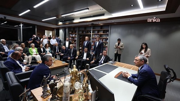 Özgür Özel olaylardan sonra ilk kez binaya geldi.
