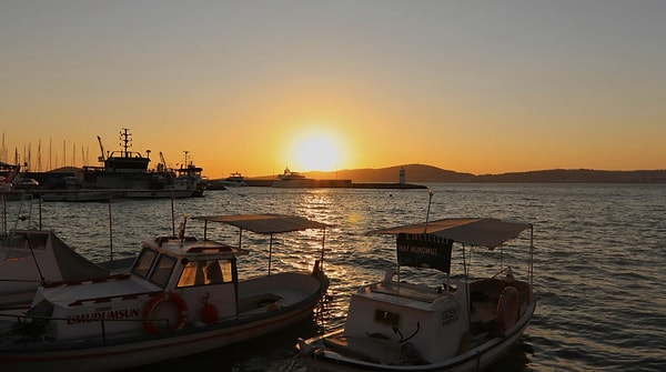 Bays and Private Jetties — A Quieter and More Intimate Sunset Experience