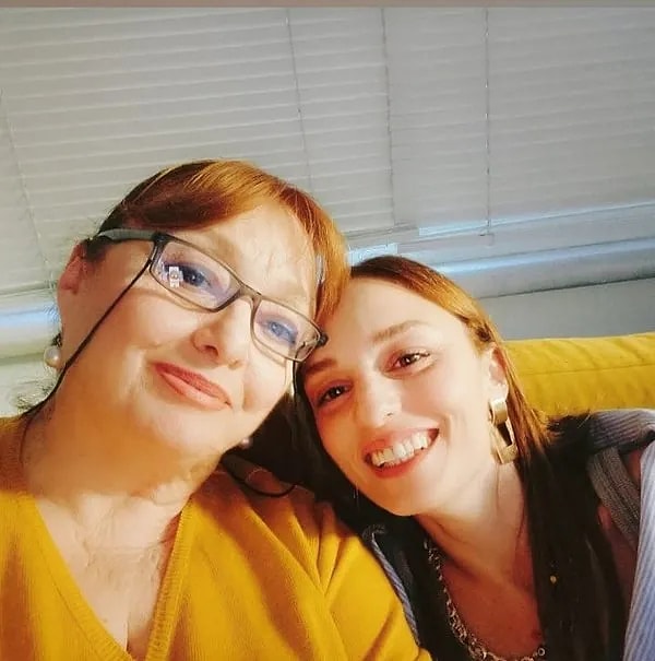 Ünlü oyuncu Nilperi Şahinkaya, 30 Ağustos’ta annesi Meltem Vural’ı kaybederek büyük bir acı yaşadı.