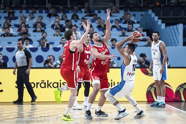 A Milli Basketbol Takımı, Avrupa Şampiyonası'nda 24 yıl sonra finale yükselerek büyük bir başarıya imza attı.