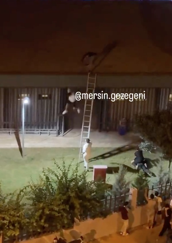 Konseri binanın çatısından izlemek isteyen bir çocuk, güvenlikler tarafından çatıdan aşağıya itilerek alandan uzaklaştırılmaya çalışıldı.