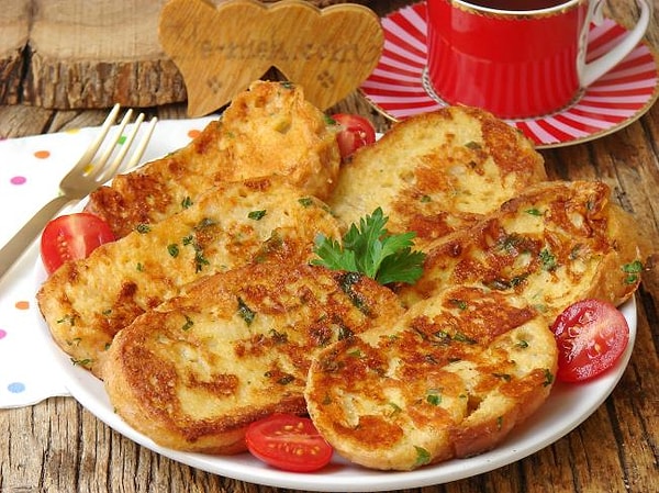 3. Sebzeli Kızarmış Ekmek ve Peynirli Börek
