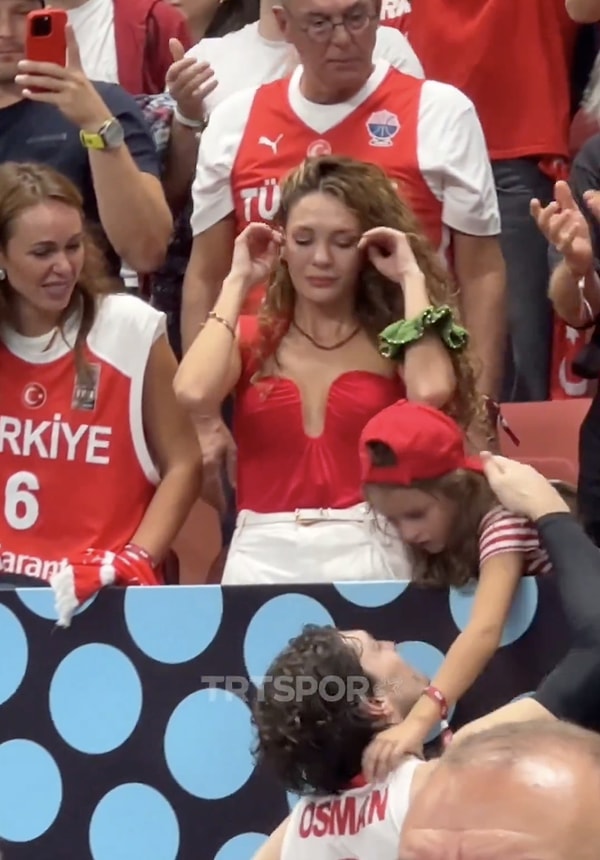 Tribünlerdeki en dikkat çekici isimlerden biri ise takım kaptanı Cedi Osman’ın eşi, başarılı oyuncu Ebru Şahin’di.