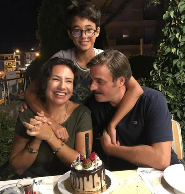 Özen ise televizyon programlarında evlilikleri boyunca çalışmasına izin verilmediğini, kumar ve alkol sorunları nedeniyle zor günler yaşadığını anlatmıştı.