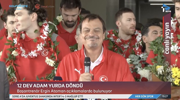 Ama o dakikalarda sahada yapılan açıklamalardan çok, oyuncuların üzerlerindeki çiçekler sosyal medyanın diline düştü.