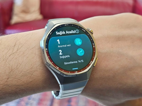 Her iki model de yeni TruSense sistemiyle duygusal sağlık takibi, stres ölçümü ve HRV (Kalp Hızı Değişkenliği) gibi gelişmiş metrikler sağlıyor.