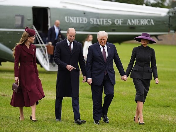 İlk olarak Prens ve Prenses’in mesafeli tavırları dikkat çekti. Hatta sosyal medyada, “Trump ve Melania bile yanlarında daha sevgi dolu bir çift gibi görünüyor” yorumları yapıldı.