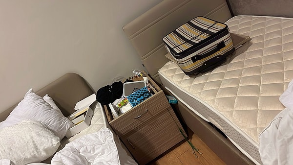 Eşyaların ve bazaların kırıldığı da görüntülendi.