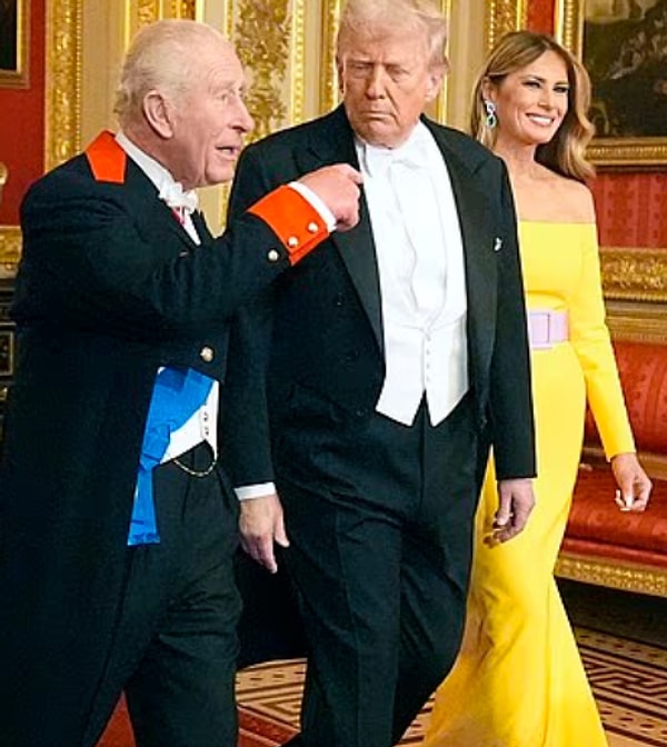 Bu arada; resmi kaynaklar Melania Trump'un kemerinin LİLA olduğunu söylüyor.