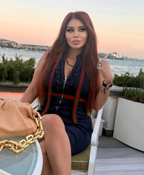 42 yaşındaki Ebru Polat’ın kimliğine 18 yaşından küçük sanılarak bakılması goygoy çıkardı!