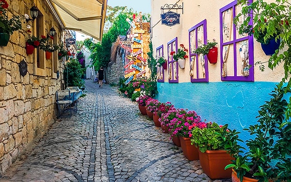 1. Alaçatı Taş Sokakları