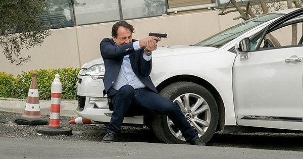Sonra tüm Türkiye'yi ekrana kilitleyen 398. bölümdeki vurulma sahnesi var.