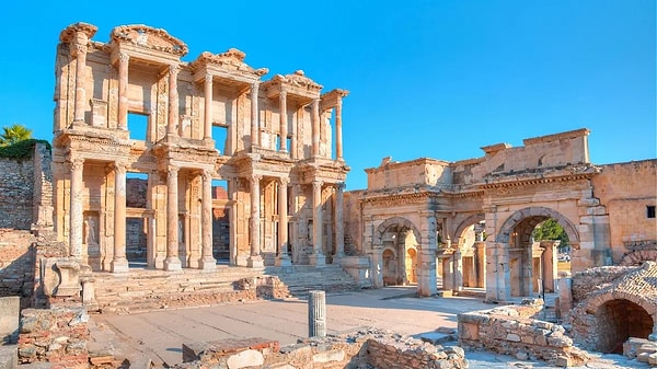 Tarih kokusu peşindeysen yolun Efes’e düşer.