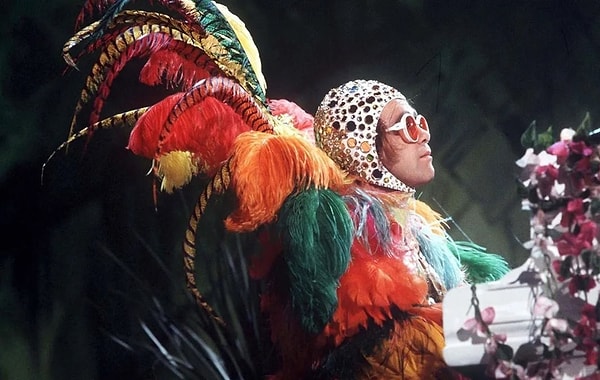 1. Elton John ve gösterişli tüylü kostümü!