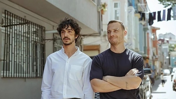 9. Kerem Bürsin'in bir sahnesinde, Çarpıntı setinde talihsiz bir kaza yaşadı.