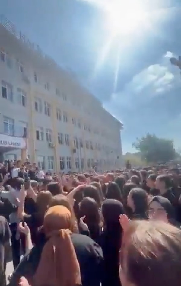 Halil Bekmezci Anadolu Lisesi’nde görev yapan öğretmen E.Ç., bir öğrenciyi darp etmesi, sosyal medya paylaşımları ve taciz iddiaları ile gündem gelmiş ve MEB tarafından açığa alınmıştı.