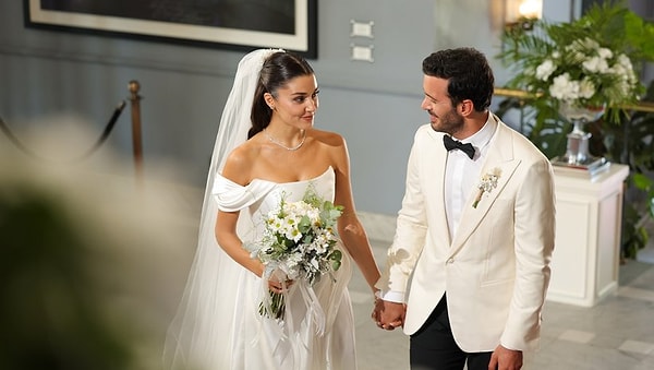 Hande Erçel ve Barış Arduç'u üçüncü kez buluşturan Aşk ve Gözyaşı, kısa sürede ilgi toplamayı başardı.