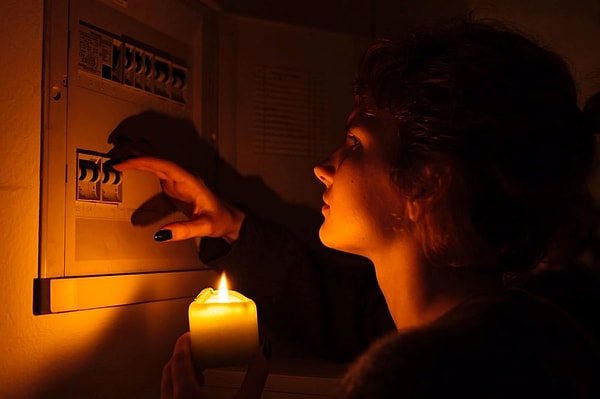Enerji üretimi felç olur ve elektrik kesintileri günlük hayatın parçası haline gelir.