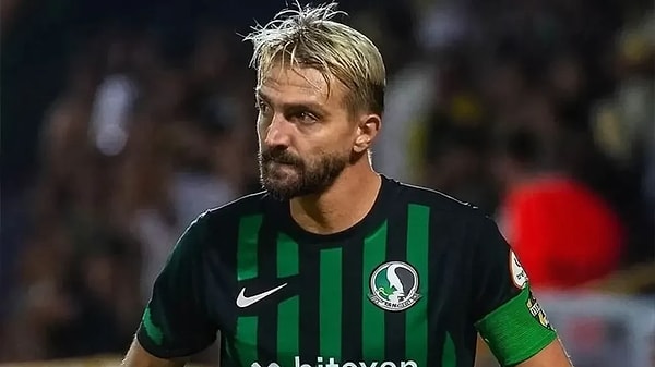 Caner Erkin takım kaptanı olarak Sakaryaspor forması giyiyor.