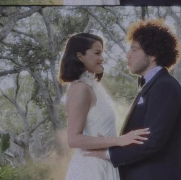Selena Gomez ve bir süredir aşk yaşadığı sevgilisi Benny Blanco, görkemli ama aynı zamanda magazin basınından uzak tutulmaya çalışılan bir düğünle evlendi.