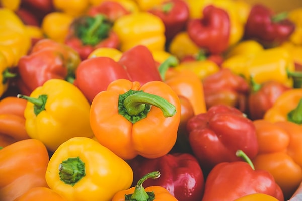 Ulusal Sağlık Sistemi, dengeli bir beslenme düzeninin yeterli C vitamini sağlaması gerektiğini vurguluyor; ancak vücudumuz bu vitamini depolayamadığı için her gün almamız önem taşıyor.