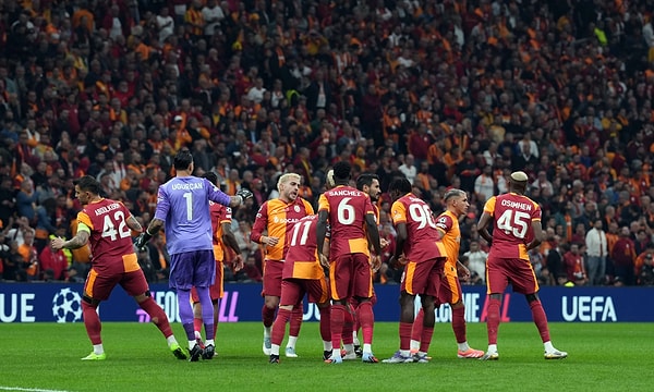 Galatasaray, Şampiyonlar Ligi’nde gecenin sürprizlerinden birine imza atmayı başardı.