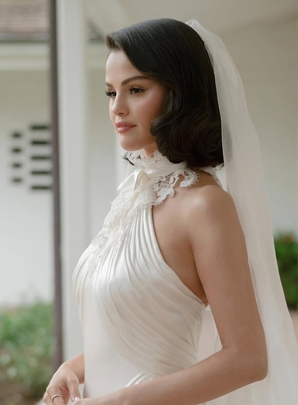 Selena Gomez ve Benny Blanco’nun 27 Eylül 2025’te Santa Barbara’da gerçekleşen ve yıldızlar geçidine dönen düğünü, magazin gündemini salladı.