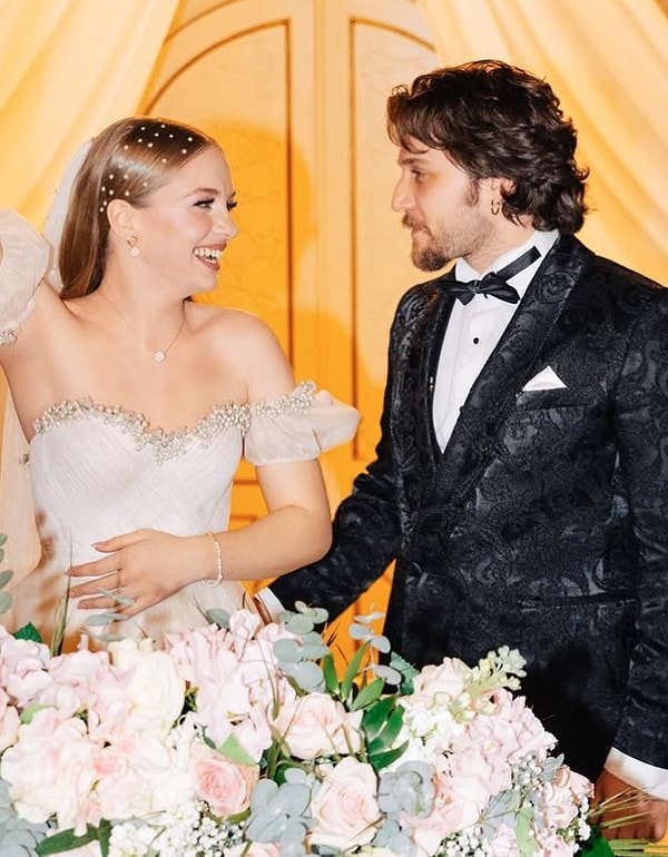 İpek Filiz Yazıcı ve Ufuk Beydemir, 2022 yılında Roma'da nikah masasına oturmuş ve İstanbul'daki Fuat Paşa Yalısı'ndaki düğünleriyle çok konuşulmuştu.