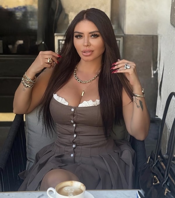 İddialı açıklamaları ve sosyal medya paylaşımlarıyla magazin gündeminde sık sık yer alan Ebru Polat, aslında çok yönlü bir kariyere sahip.