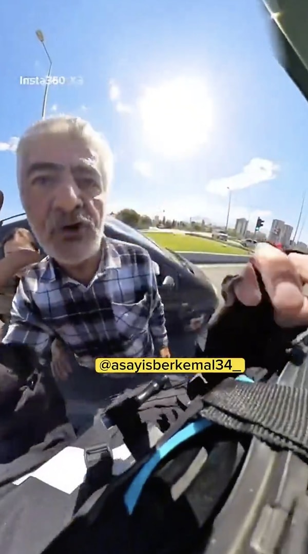 Geçtiğimiz saatlerde Kayseri trafiğinde yaşanan bir olay gündeme bomba gibi düştü.