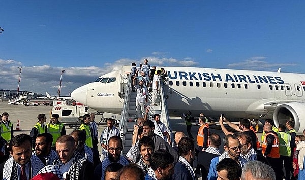 Soykırımcı İsrail askerleri tarafından zorla alıkonulan Küresel Sumud Filosu aktivistlerinin akıbeti merak ediliyor.