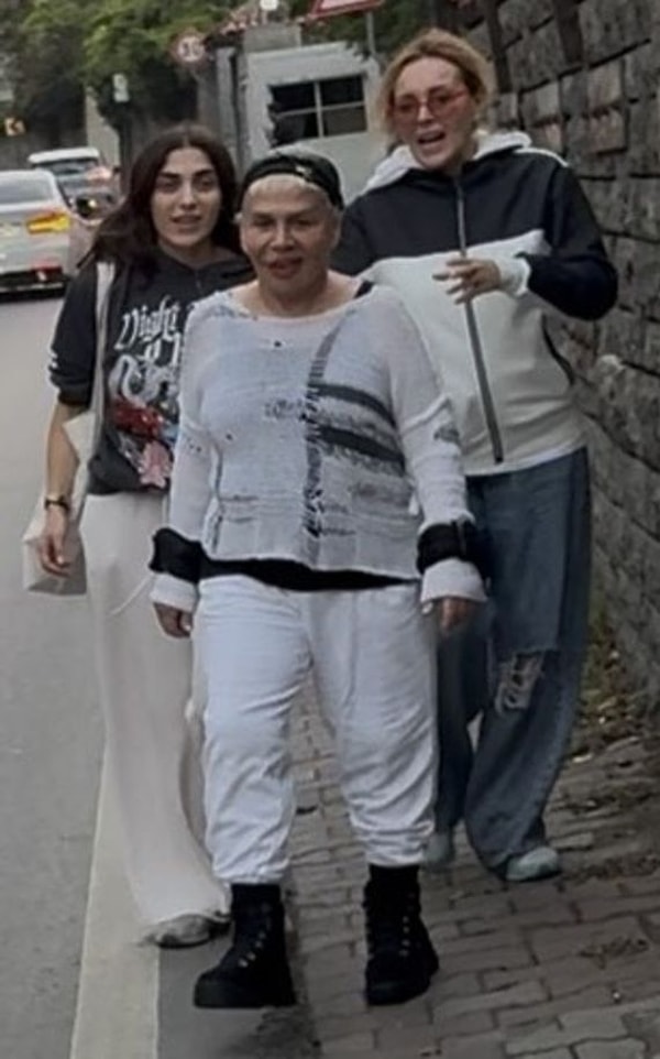 Bir süredir gözlerden uzak bir yaşam süren Sezen Aksu, geçtiğimiz saatlerde İstanbul sokaklarında yürüyüş yaparken görüntülendi.