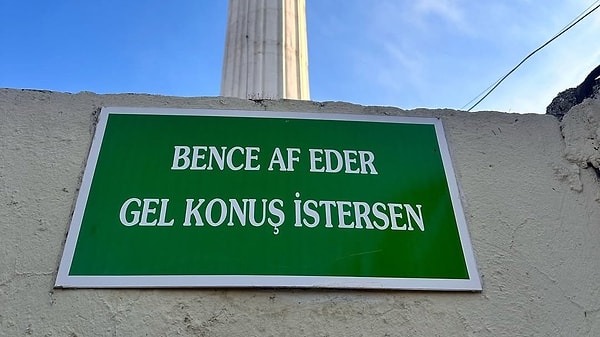 Bir panoda da "Bence affeder. Gel konuş istersen." yazıyordu.