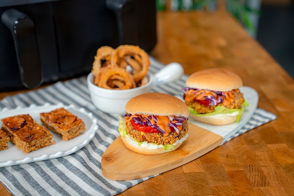 Airfryer'da Tavuk Burger ile Çıtır Soğan ve Elmalı Fit Bar Nasıl Yapılır?